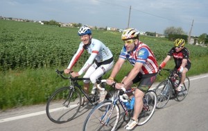 Le président du club de triathlon à droite