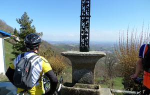 Une pose à Saint-André la Côte pour admirer la vue sur Lyon au loin dans la brume