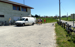 C'est l'heure du repas à Challonges où Didier vient d'arriver après avoir été bloqué sur l'autoroute par des... biches !