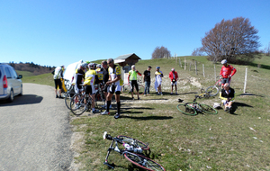 Regroupement sur le plateau de Sur-Lyand, avant de basculer pour la dernière côte de la Biche