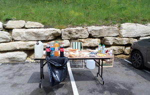 Au ravito à Arandas, la table n'attend que les convives