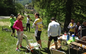 Après les ascensions des cols de l'Epine et du Granier, c'est l'heure de la pause repas à l'entrée de St Pierre d'Entremont où nous retrouvons Corinne qui nous a apporté le pique-nique.