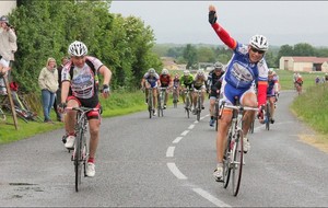 Arrivée des 5ème caté avec Max qui se classe 10ème mais que les commissaires n'ont pas vu passer ! (Photo Viriat Team)