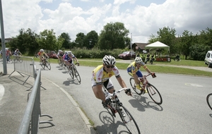 Max à l'avant d'un peloton qui s'étire