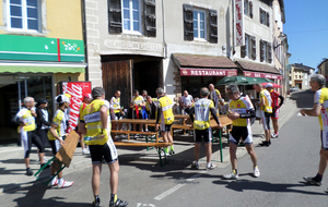 A Matour, au bar  Entre Nous , on installe les tables au soleil