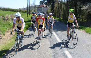 Après le repas le peloton musarde au pied de la 1ère bosse de l'après-midi