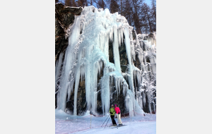 Catherine et Fabienne devant la cascade de glace.