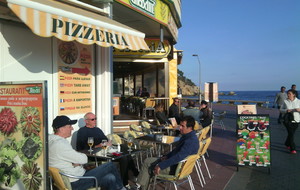 L'après-midi, quelques cervoises en terrasse au bout de la plage pour récupérer des efforts du matin.