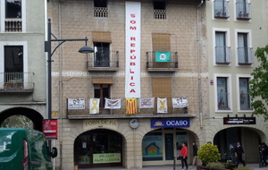 Un peu partout des banderoles et inscriptions en faveur de l'indépendance de la Catalogne.