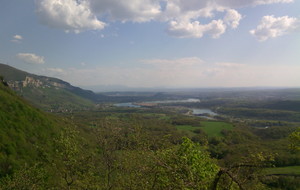 Dans la descente sur Lagnieu, magnifique panorama ensoleillé sur la vallée du Rhône