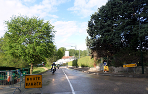 9h00 Les motos s'élancent après une 1ère averse, le départ va être donné.