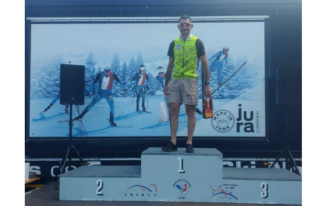 Cyclosportive Haut-Jura : Aloïs et Sébastien montrent le maillot du CC Lagnieu